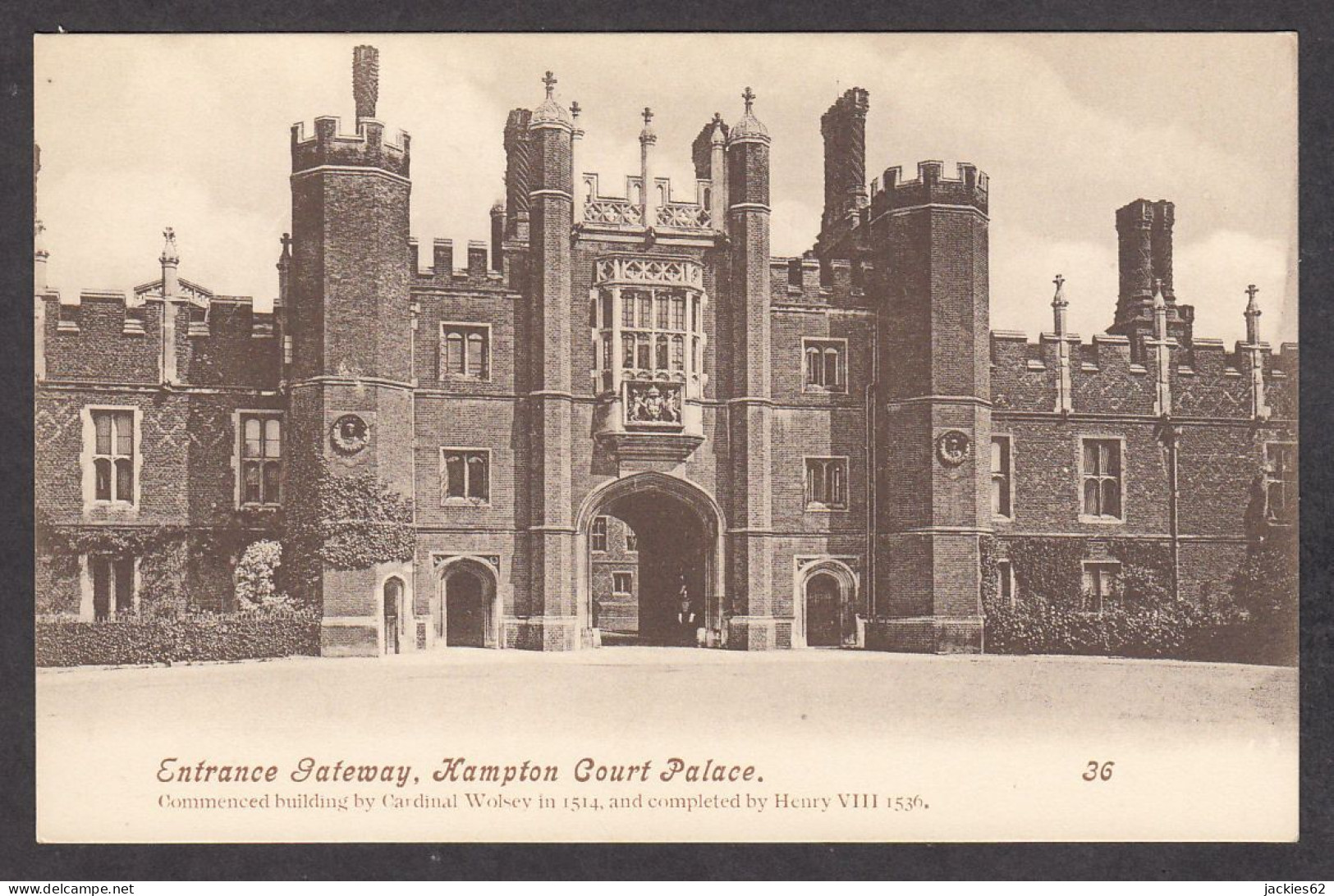 110912/ RICHMOND, Hampton Court Palace, Entrance Gateway - Londres – Suburbios