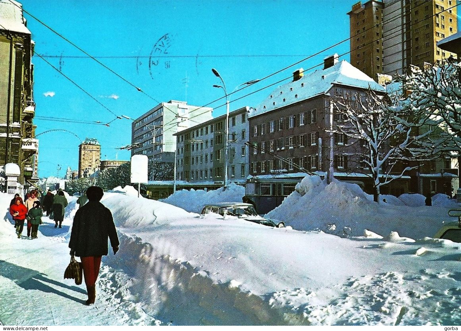 *CPM - SUISSE - NEUCHATEL -  LA CHAUX De FONDS - Avenue Léopold Robert - Animée - La Chaux-de-Fonds