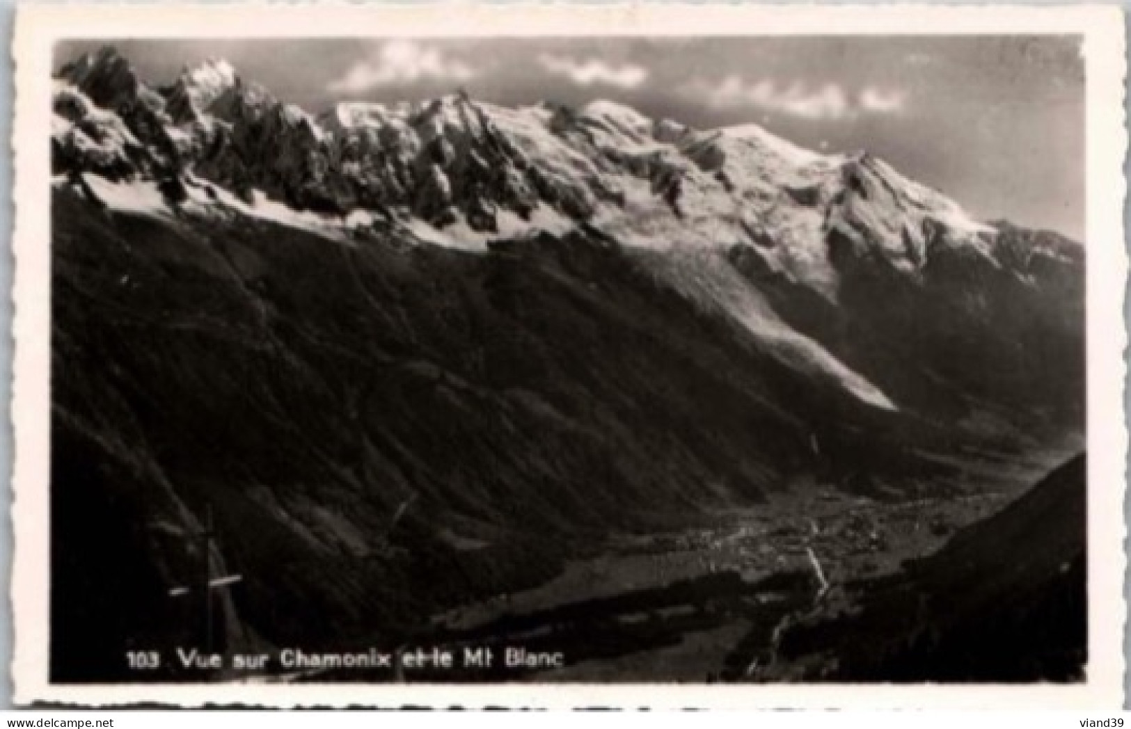 CHAMONIX. -  Vue Sur Chamonix Et Le Mont Blanc.  .   Non Circulée. - Chamonix-Mont-Blanc