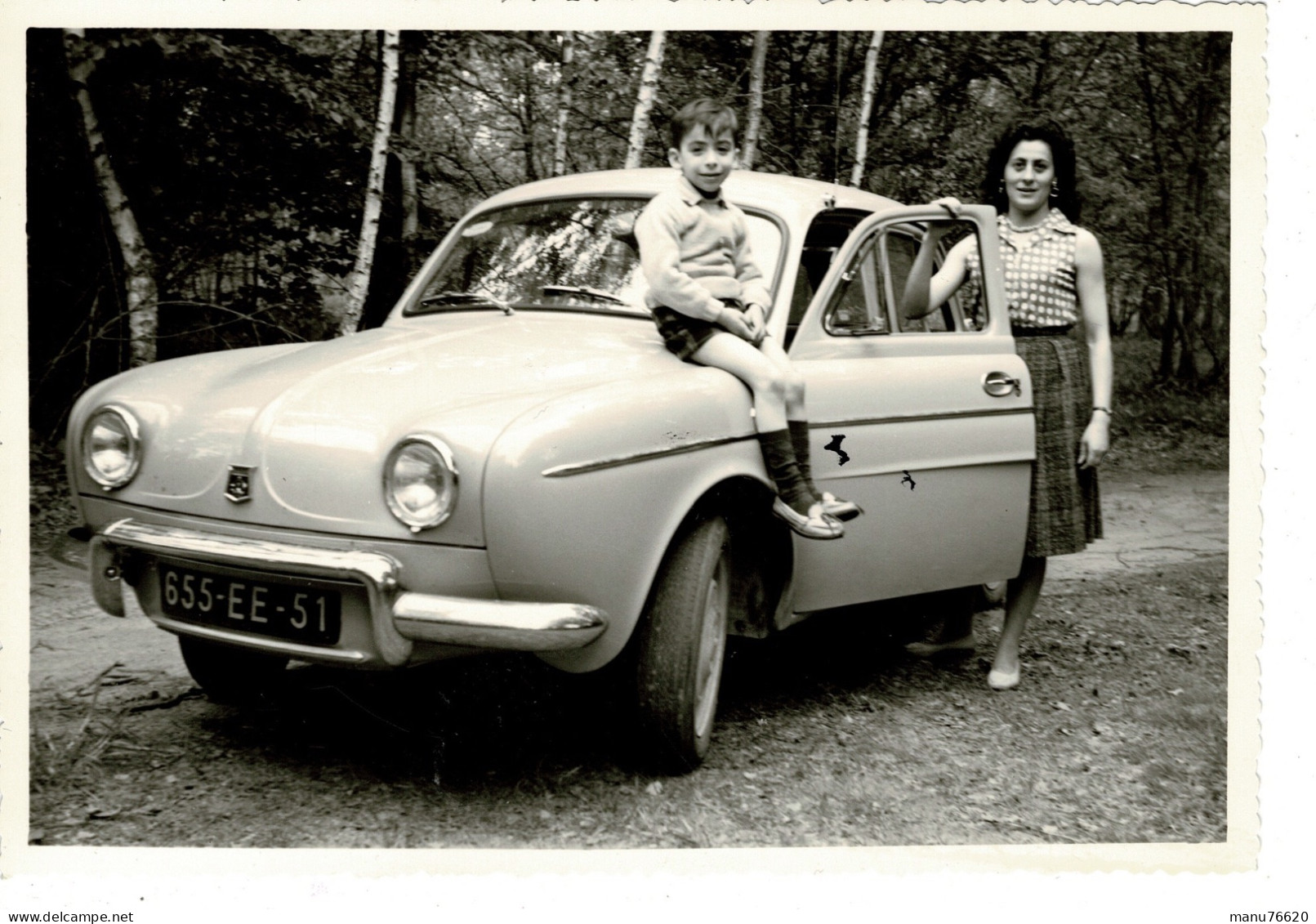 Ref 1 - Photo + Négatif  : Personnes Et Voiture Dauphine Renault , Im Reims , Marne - France  . - Europa