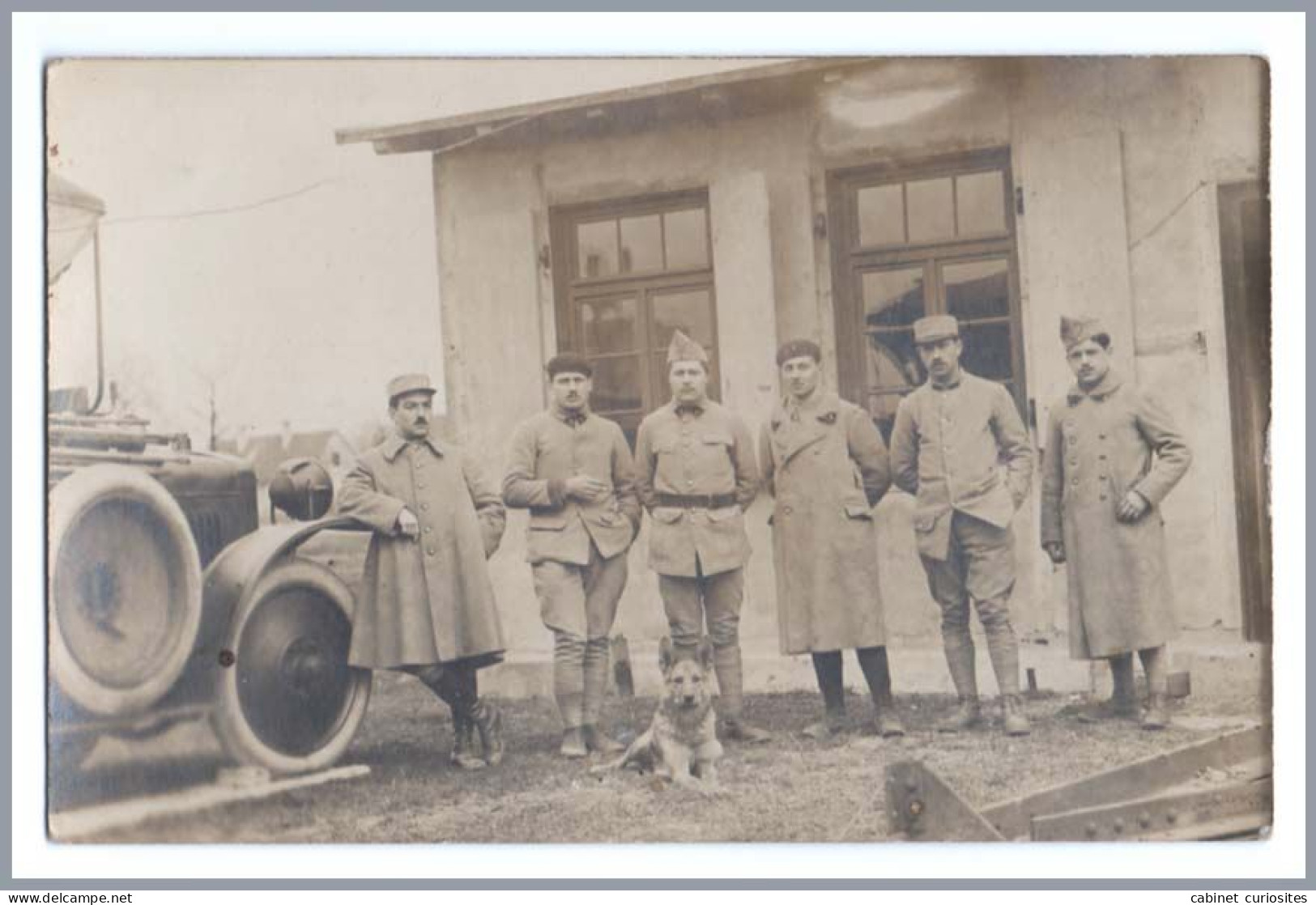 CARTE PHOTO - Des Militaires Posent Devant Le Photographe - Avec Leur Chien Et Leur Camion - Personnages