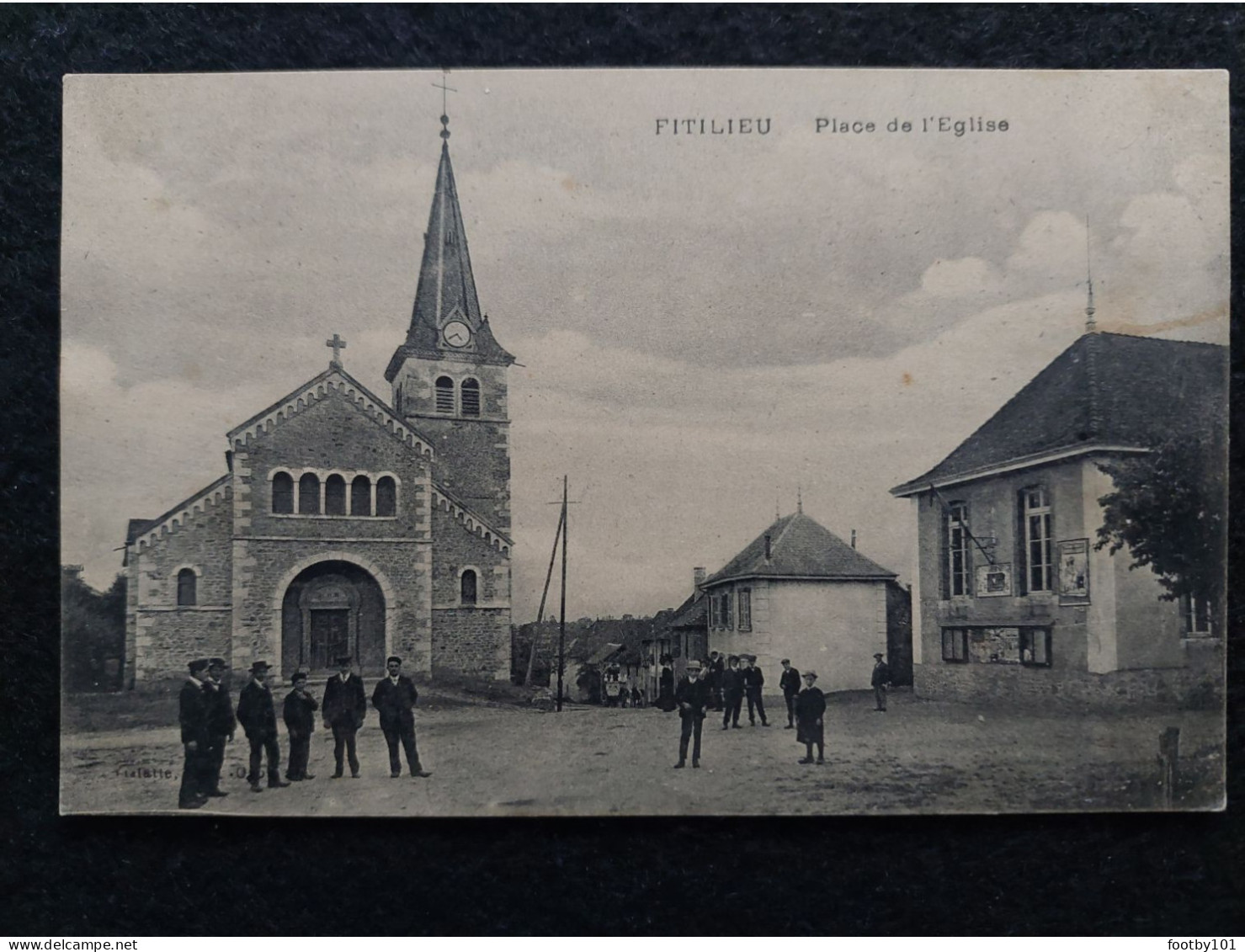 CPA  FITILIEU  Place De L'Eglise - Autres & Non Classés