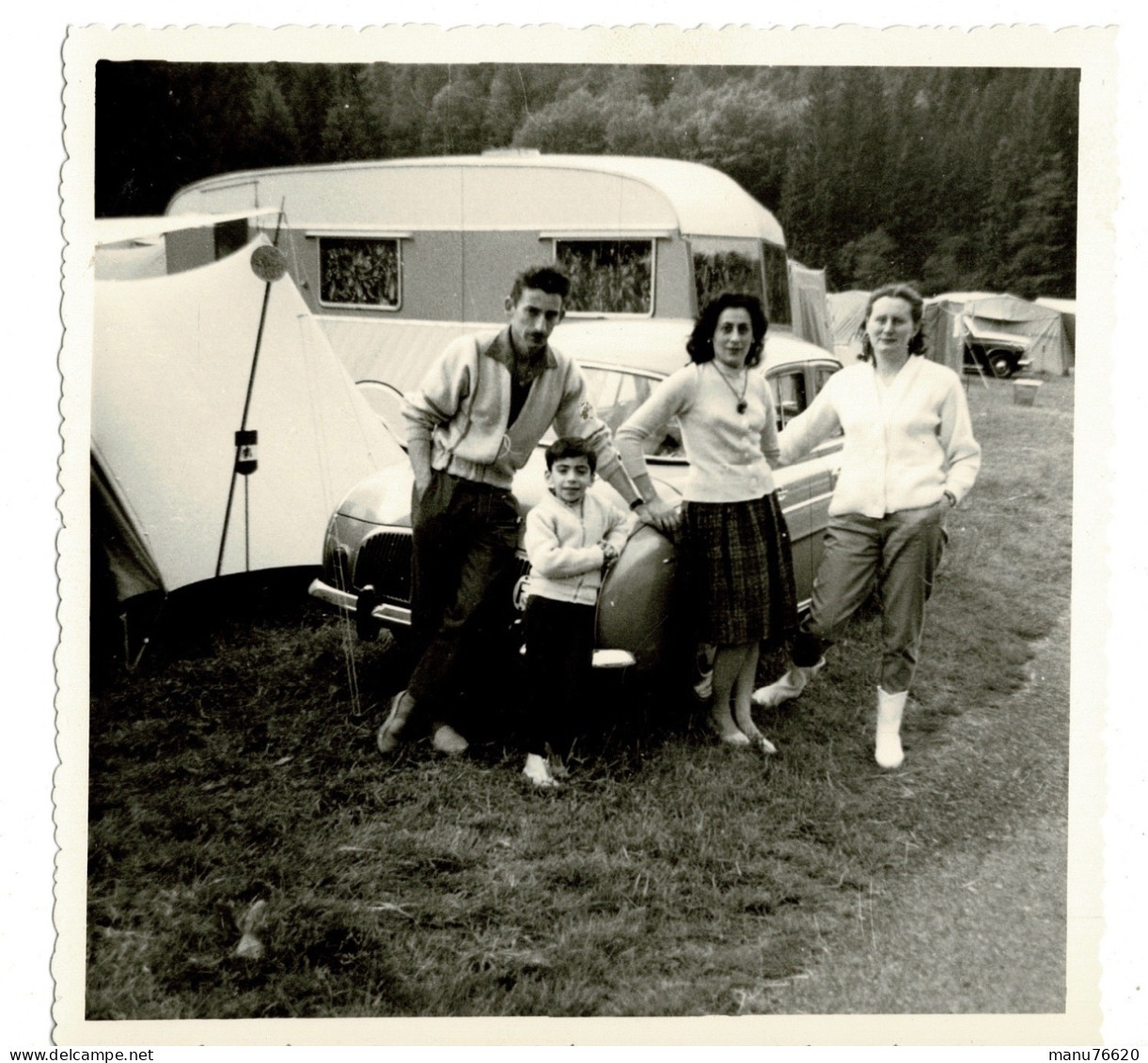 Ref 1 - 2 Photos + Négatif  : Personnes Et Voiture Dauphine Renault En Camping , Im. Reims , Marne - France  . - Europa