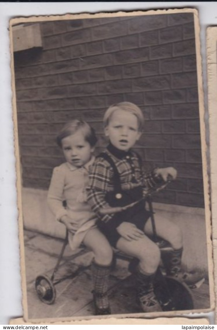 Carte Photo Deux Enfants Sur Un Tricycle   Réf 29885 - Anonymous Persons