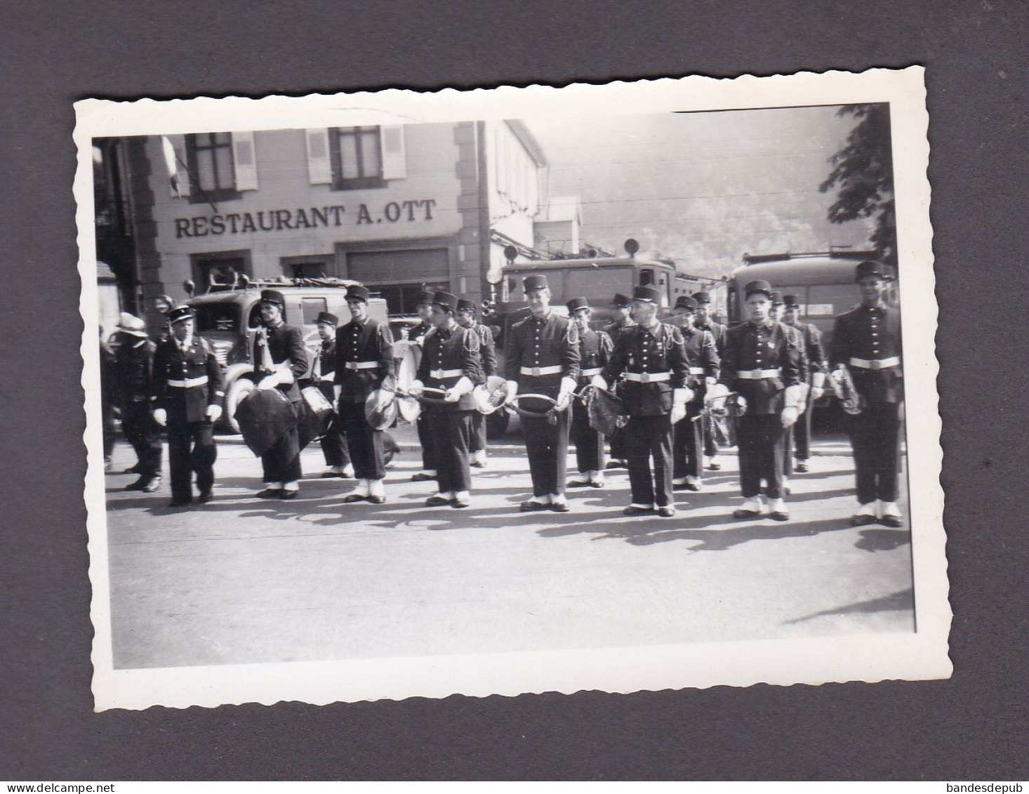 Photo Originale Snapshot à Situer Lutzelbourg ? Fanfare Musique Camion Pompiers Restaurant Ott (arch. Famille Phalsbourg - Luoghi