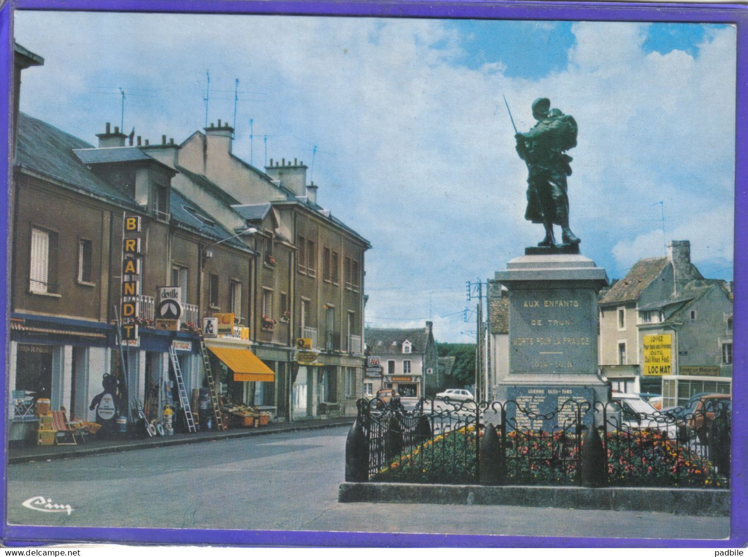 Carte Postale 61. Trun  Place Du Monument   Très Beau Plan - Trun