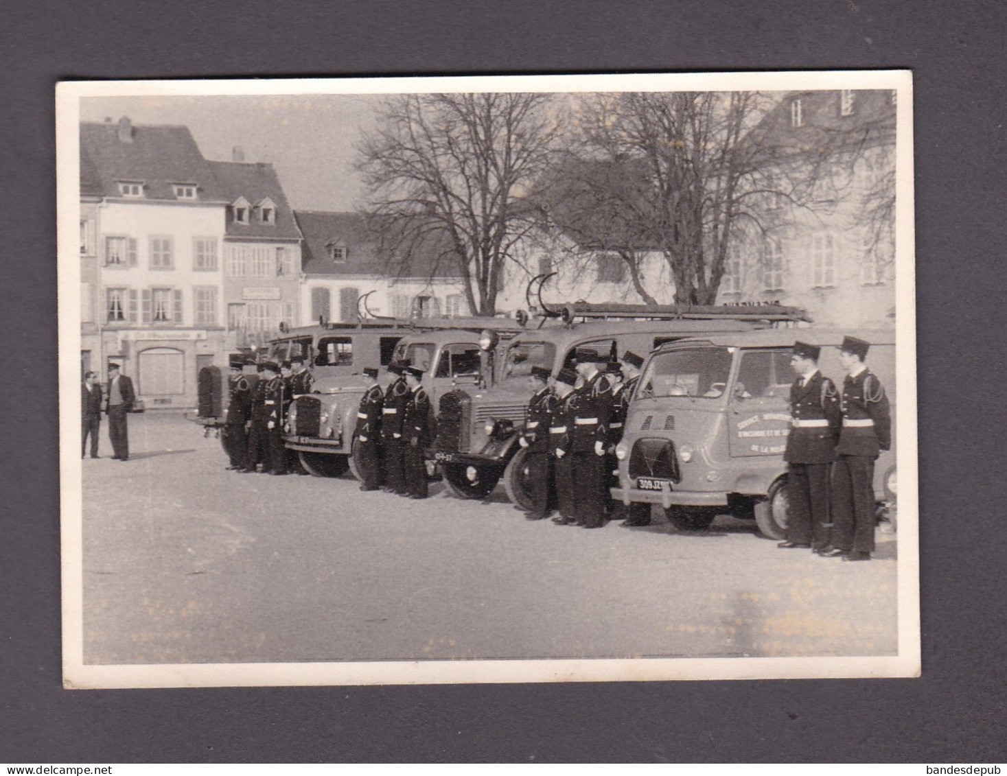 Photo Originale Vintage Snapshot Phalsbourg Moselle  Sapeurs Pompiers Camion Estafette Renault ( 58919) - Lieux