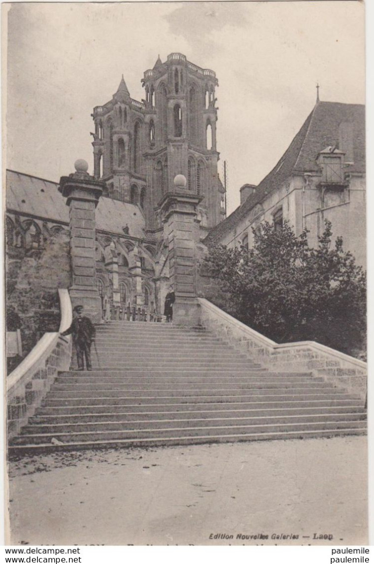 CPA  / 02 /  EM 385   /   LAON ESCALIER A LA  PROMENADE DU NORD - Laon