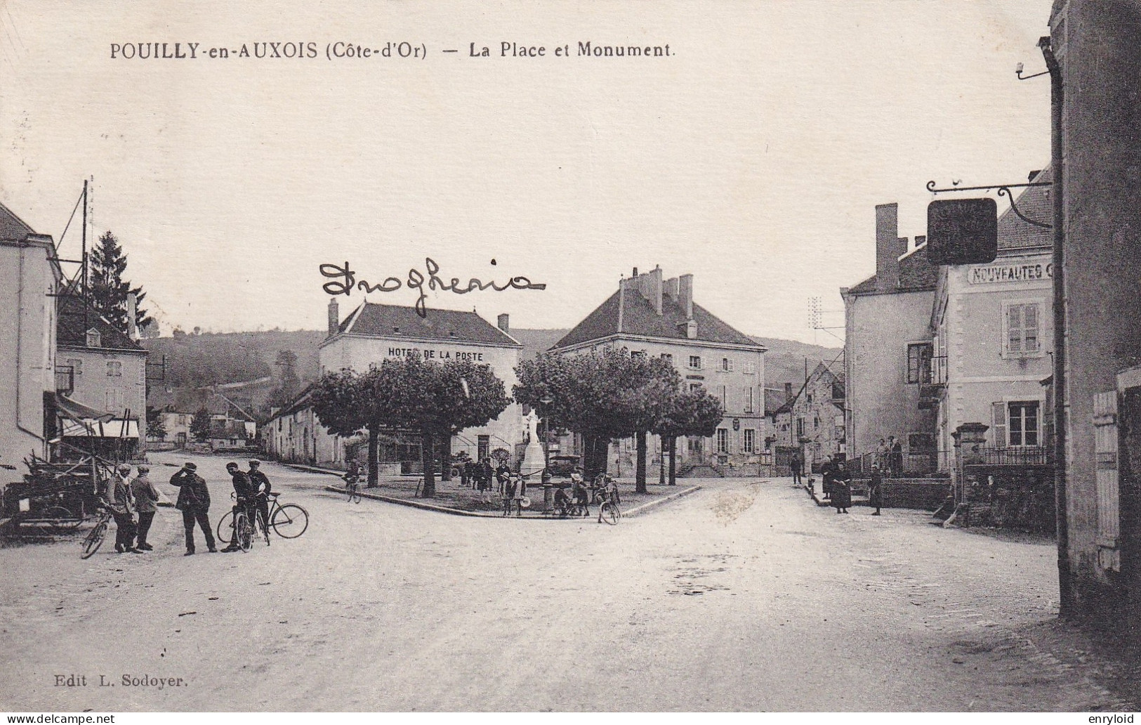 Pouilly En Auxois ( Cote - D'Or ) Le Place Et Monument  1930 - Altri & Non Classificati