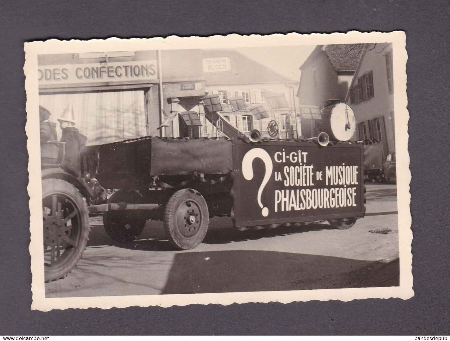 Photo Originale Vintage Snapshot Phalsbourg Moselle Fete Char Ci Git La Societe De Musique Phalsbourgeoise - Luoghi