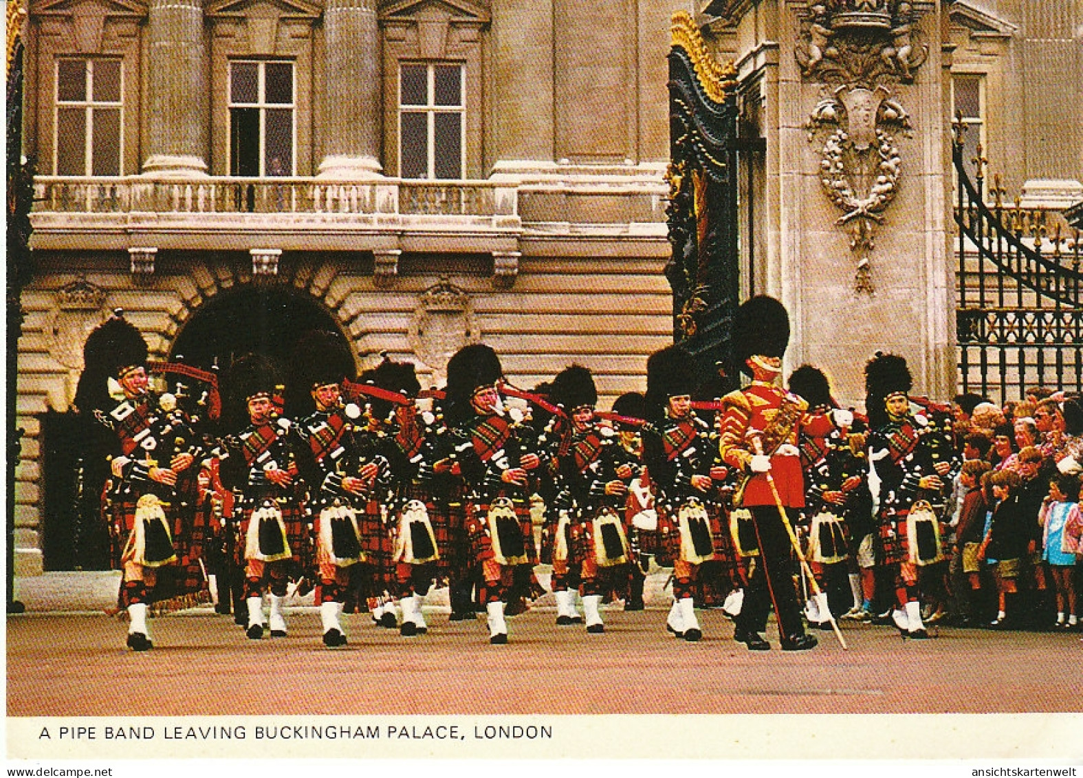London A Pipe Band Leaving Buckingham Palace Ngl #C9804 - Other & Unclassified