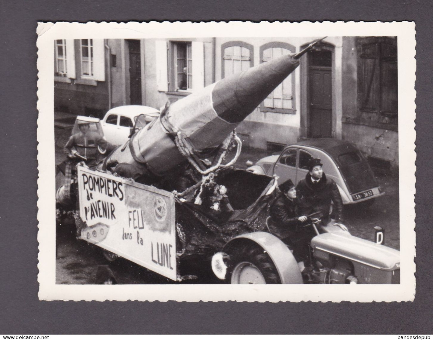 Photo Originale Snapshot Phalsbourg Moselle Fete Char Pompiers De L' Avenir Feu Ds La Lune Tracteur Voiture Citroen 2CV - Places