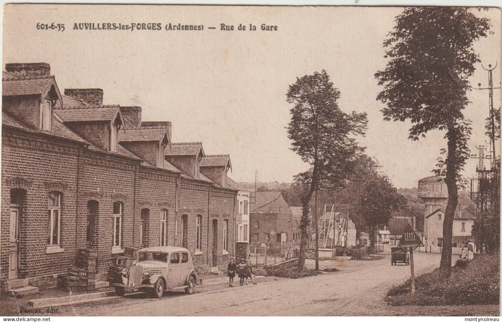 Ardennes : AUVILLIERS Les  Forges : Rue De La  Gare , Voiture - Autres & Non Classés