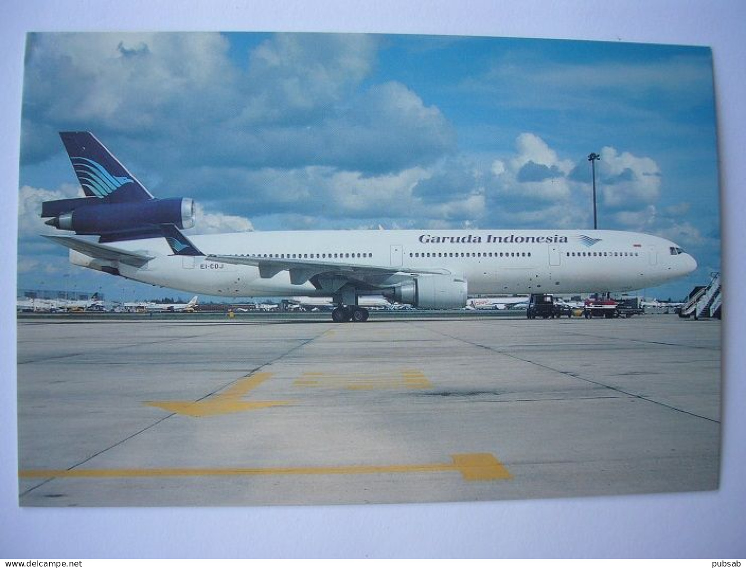 Avion / Airplane / GARUDA INDONESIA AIRWAYS / Douglas MD 11 / Registered As EI-CDJ - 1946-....: Era Moderna