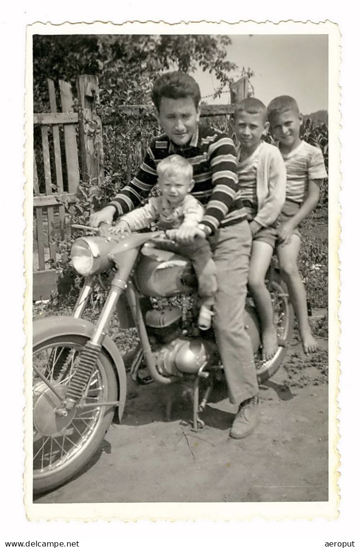 Photo Ancienne / Motard / Homme Avec Trois Garçons Assis Sur Moto, Yougoslavie, Années 1960 - Automobiles