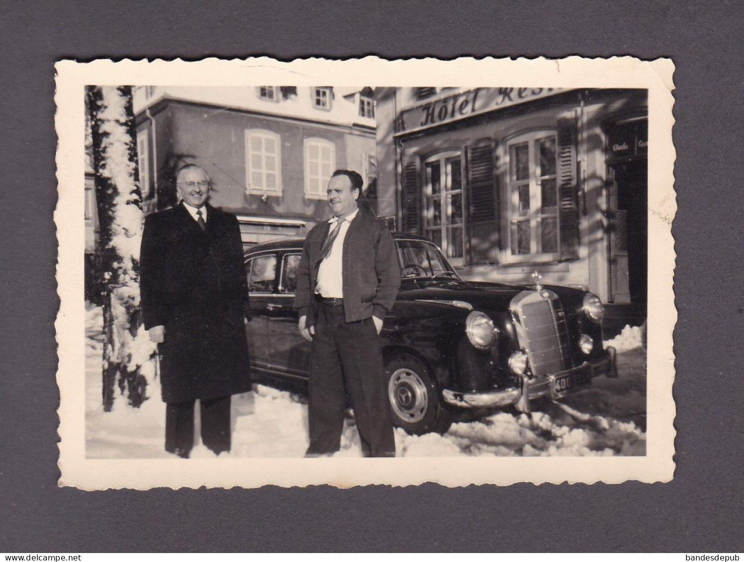 Photo Originale Snapshot Phalsbourg Moselle Oldtimer Car Voiture Mercedes Hotel Restaurant Prud' Homme 58919 - Lieux