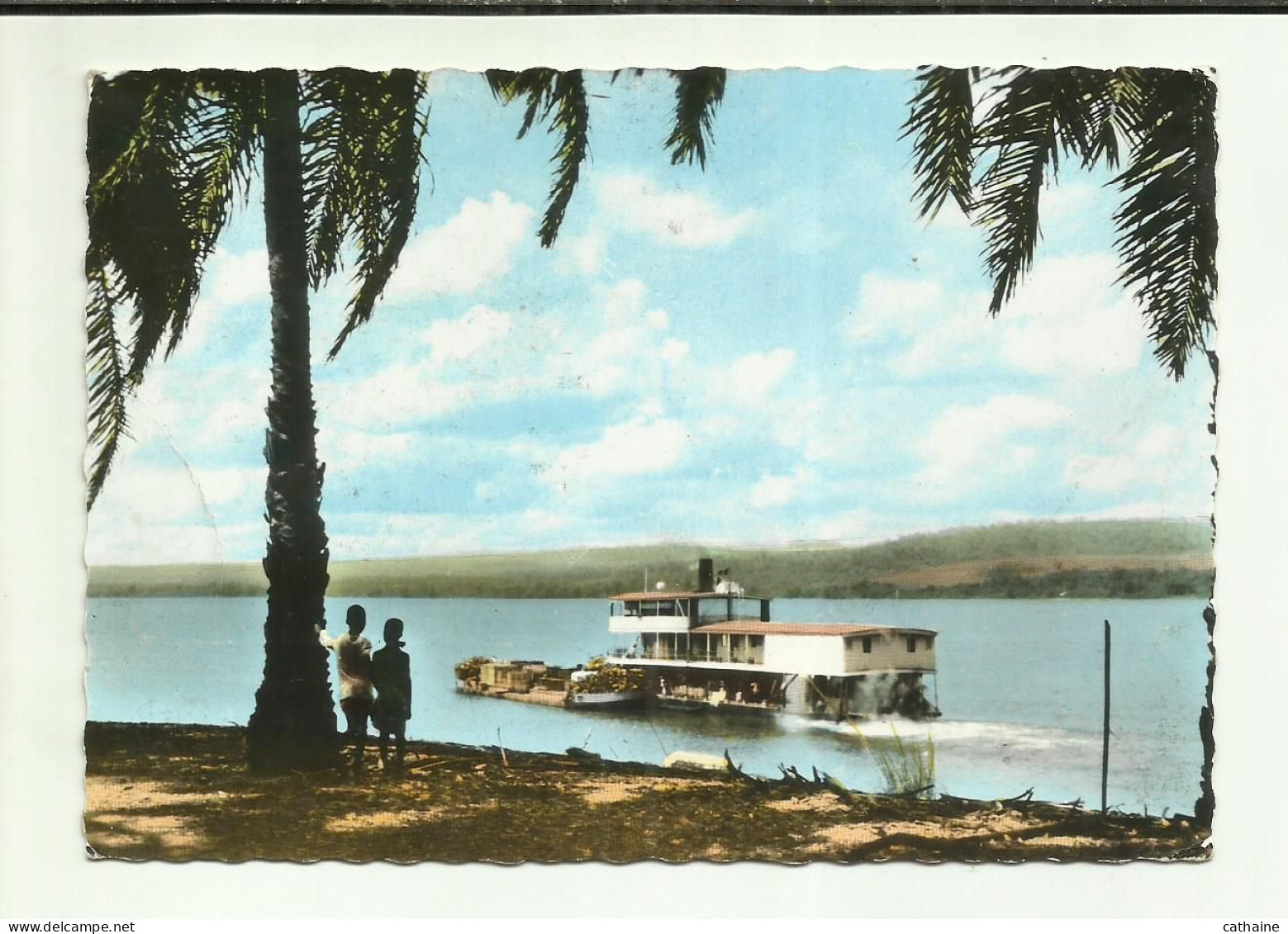 AFRIQUE . CONGO . BRAZZAVILLE . VUE SUR LE CONGO .BATEAU A VAPEUR BARGE  POUSSEUR  VUE SUR LE FLEUVE CONGO . LES ENFANTS - Brazzaville