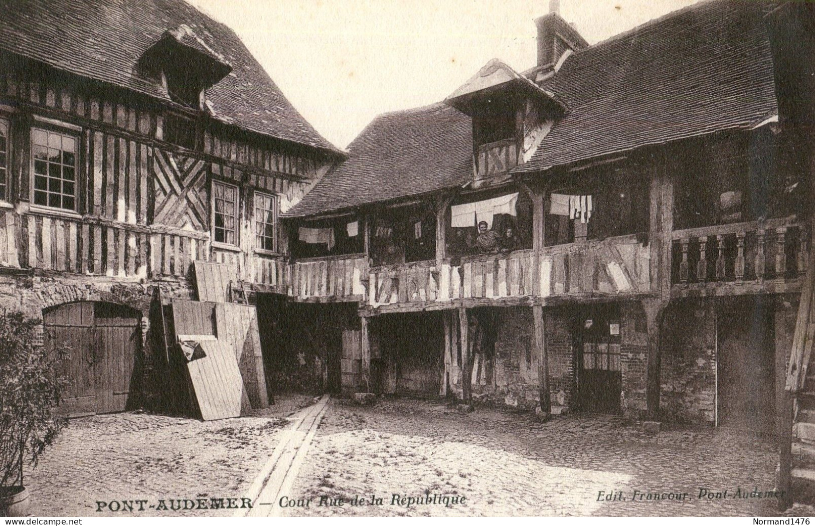 UNE COUR - Pont Audemer