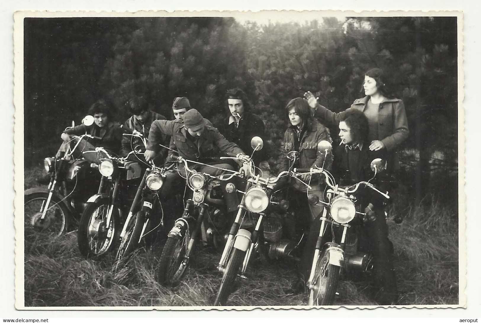 Photo Ancienne / Moto / Grand Groupe De Motos, Motards De L'époque Hippie, Yougoslavie, Années 1970 - Cars