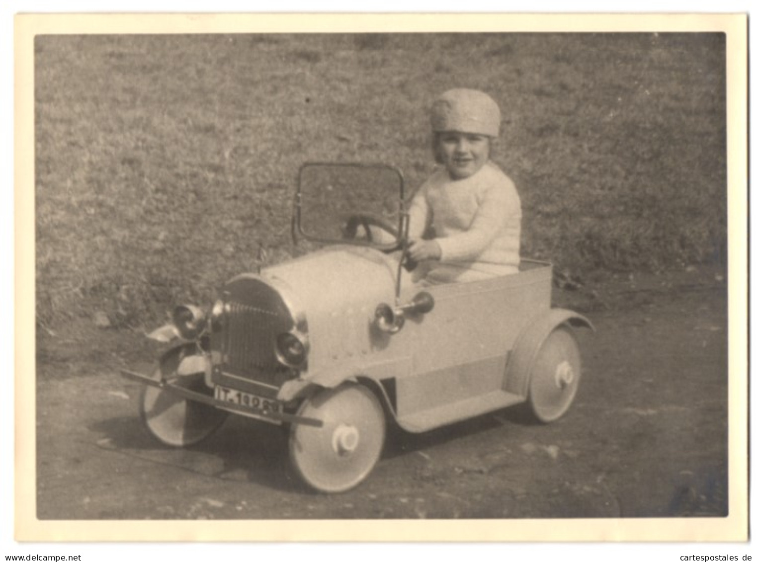 Fotografie Tretauto Cebaso, Niedliches Kind Fährt Mit Spielzeug-Blechauto Herum  - Automobiles