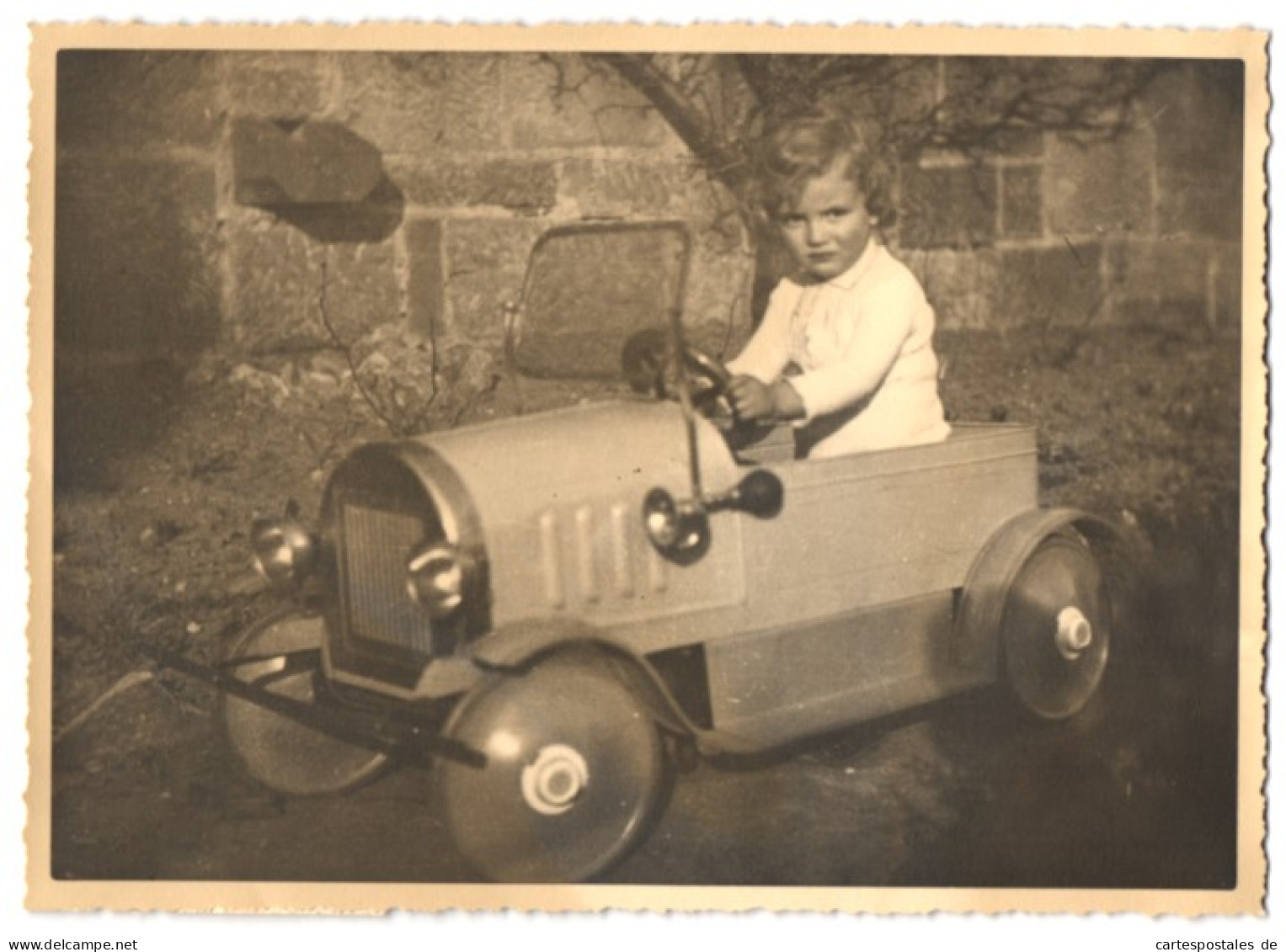 Fotografie Tretauto Cebaso, Niedliches Kind Sitzt Im Spielzeug-Blechauto  - Auto's