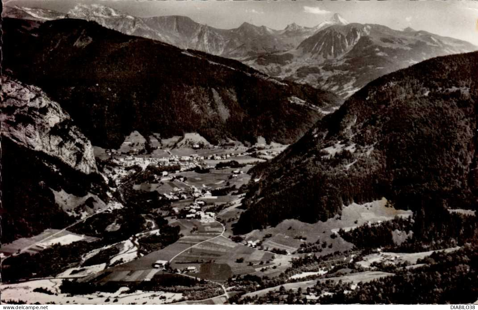 THONES     ( HAUTE-SAVOIE )  VUE GENERALE AERIENNE ET LA CHAINE DES ARAVIS - Thônes