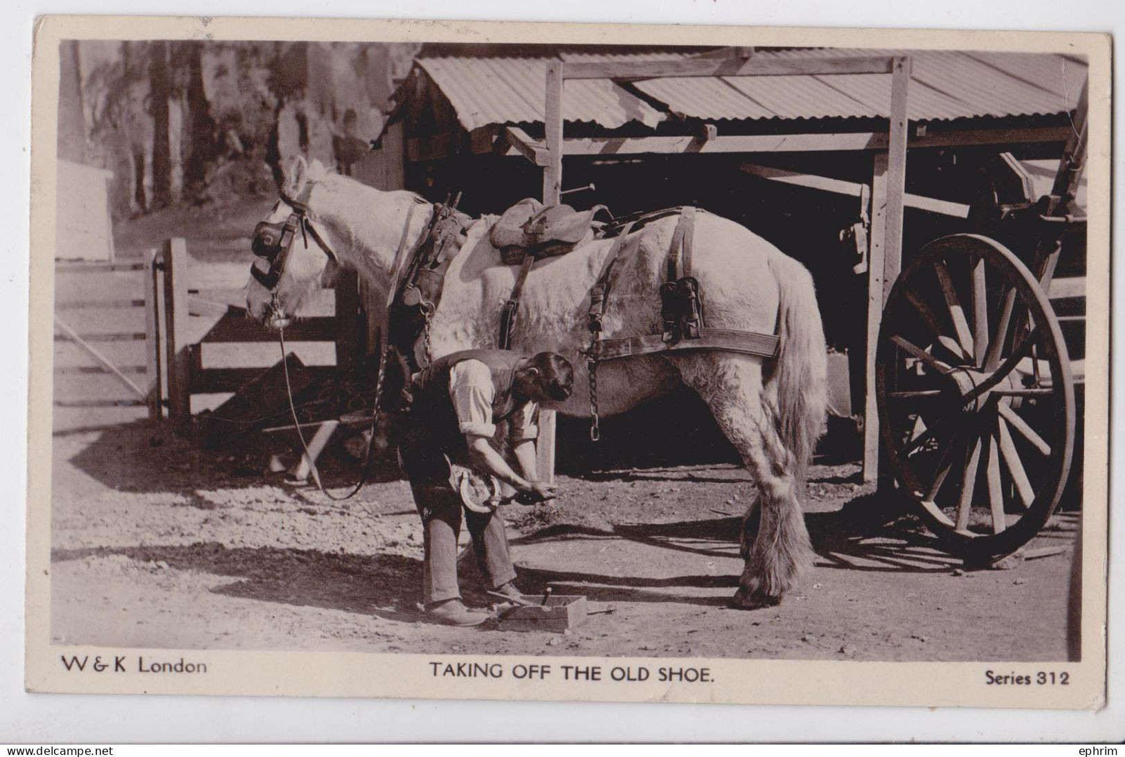 Taking Off The Old Shoe Blacksmith Cpa Métier Marèchal-Ferrant - Artesanal