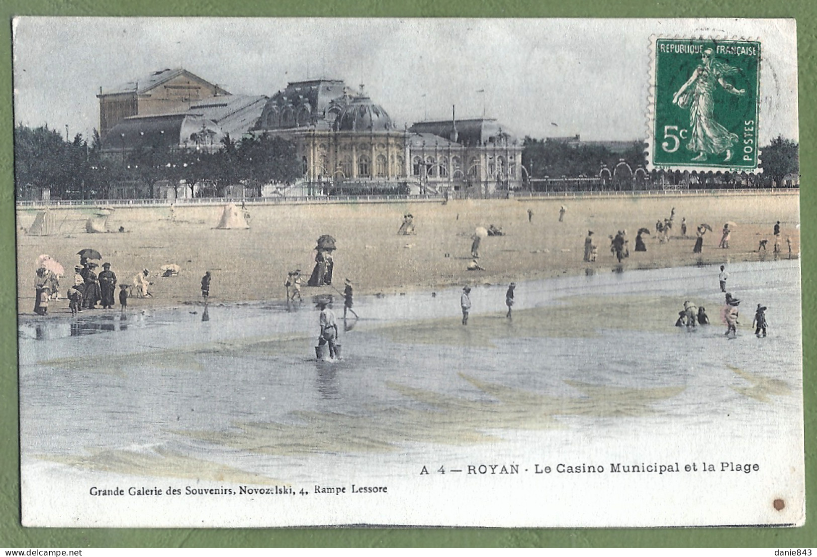 CPA Colorisée - CHARENTES MARITIMES - ROYAN - LE CASINO MUNICIPAL ET LA PLAGE - Animation - Royan