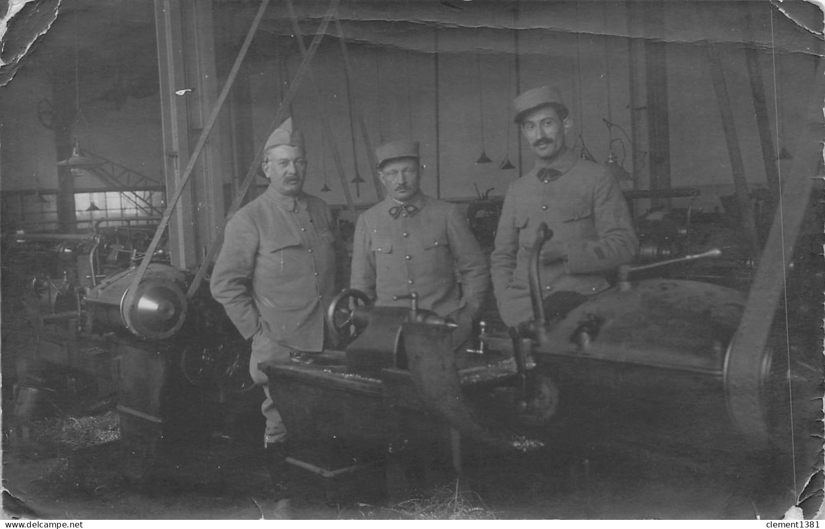 Militaria WW1 Guerre 1914 1918 Carte Photo Soldats Militaires Dans Une Usine - Weltkrieg 1914-18