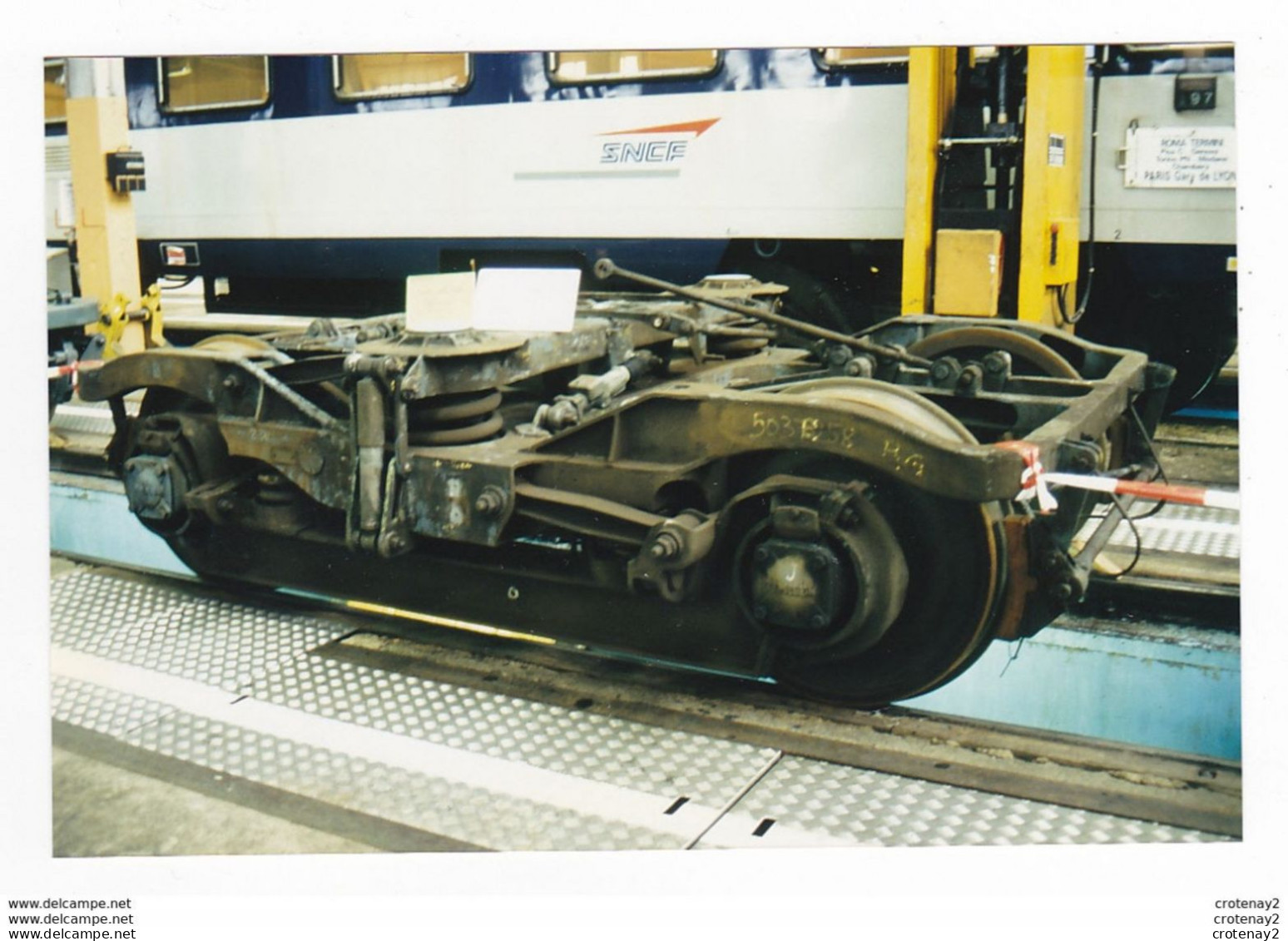 PHOTO TRAINS Wagon Bogie Non Datée Devant Voiture Voyageurs SNCF Du Train Roma Termini Paris Gare De Lyon - Treinen