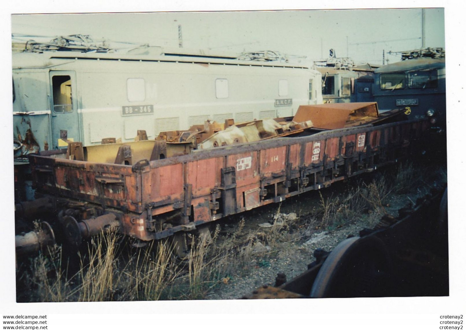 PHOTO Originale TRAINS Wagon Plat Poubelle Devant Locomotive SNCF BB 345 Et 4730 Non Datée - Trains