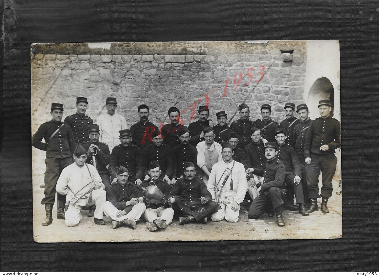 MILITARIA CARTE PHOTO MILITAIRE GROUPE DE SOLDATS & CLAIRON ECRITE DE PORT LOUIS MORBIHAN BRETAGNE 1909 X PARIS : - Personen