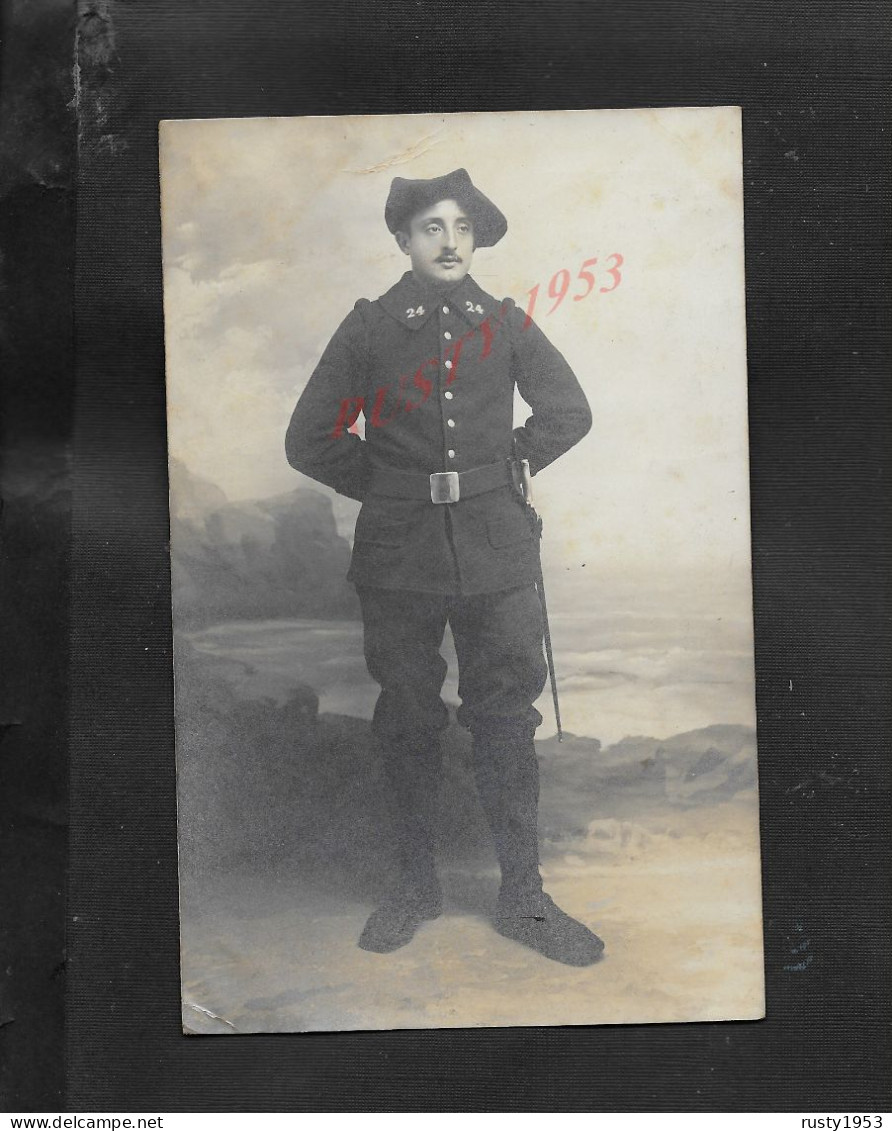 MILITARIA CARTE PHOTO MILITAIRE SOLDAT DU 24e AVEC BAÎONNETTE PHOTOARNAULT LE TRÉPORT LE BONJOUR DE VILLEFRANCHE  : - Personen