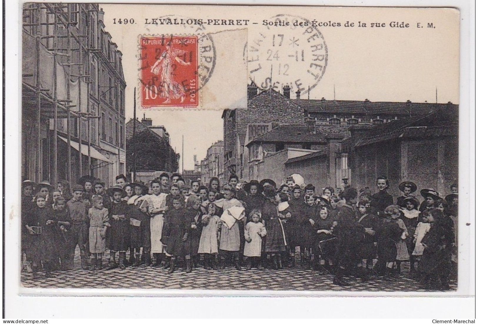 LEVALLOIS-PERRET : Sortie Des écoles De La Rue Gide - Très Bon état - Levallois Perret