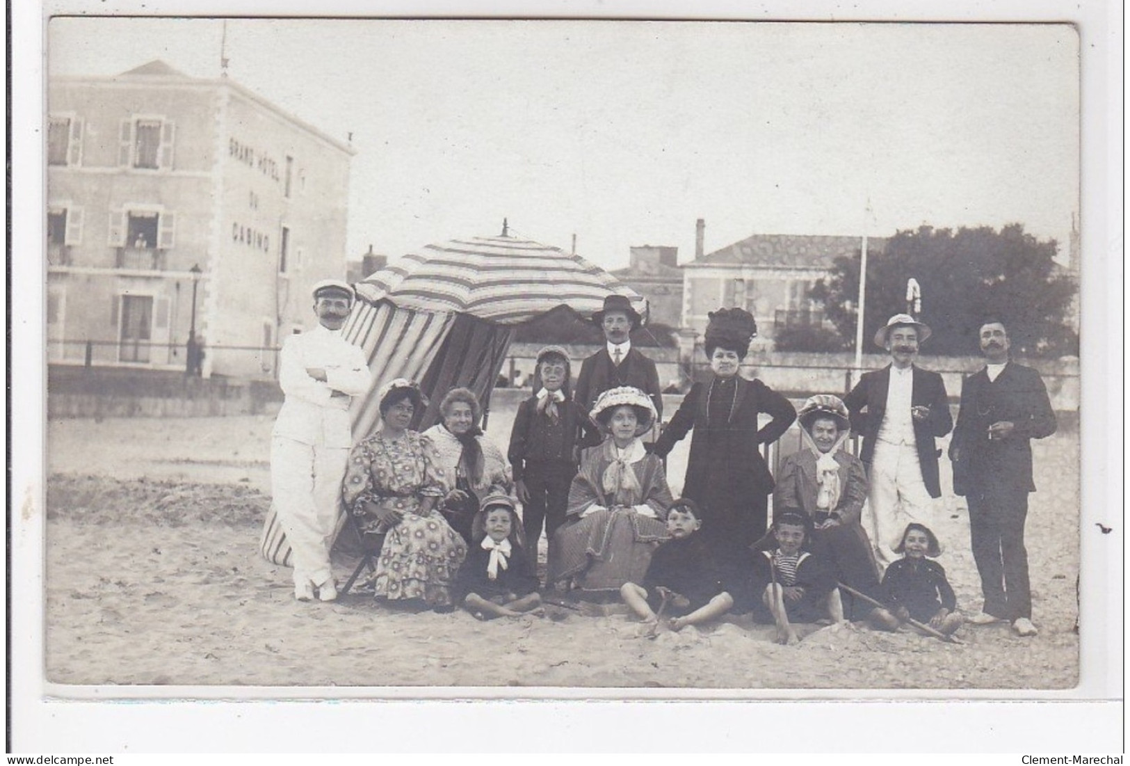 LES SABLES : Grand Hôtel Du Casino, Personnages Sur La Plage - Très Bon état - Andere & Zonder Classificatie