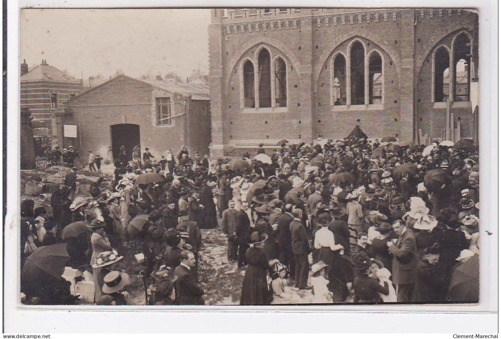 AMIENS : Rassemblement Près De L'église - Très Bon état - Amiens