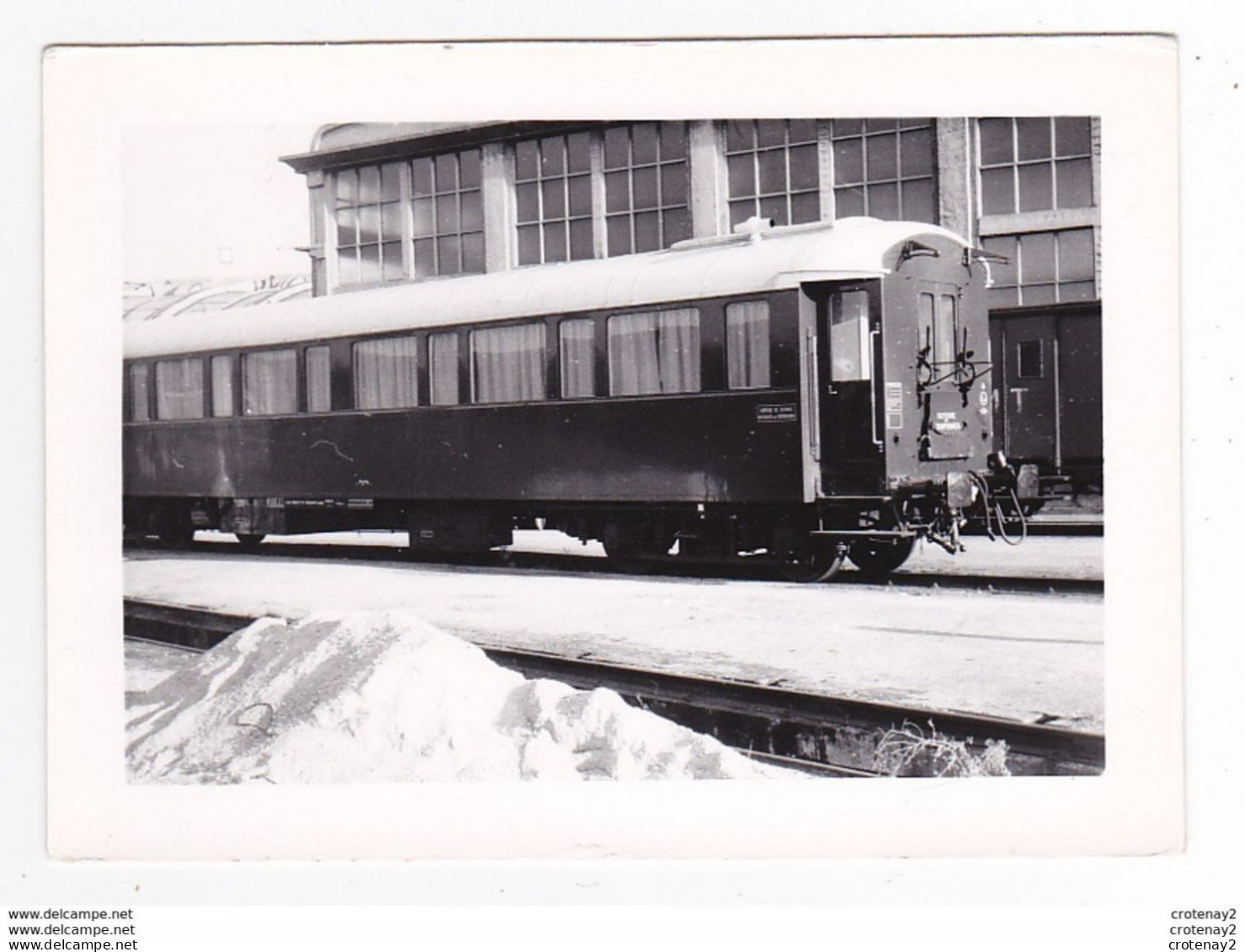 PHOTO Originale TRAINS Wagon Ou Voiture De Service SNCF Au Dépôt Et Fourgon Service MT Dans Les Années 60 - Treinen