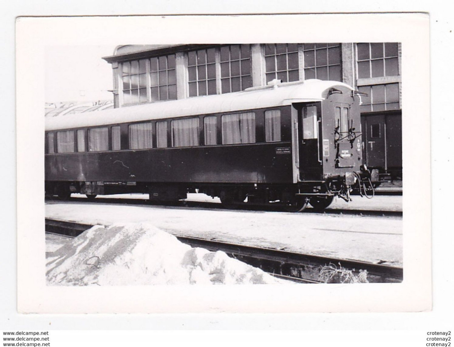 PHOTO Originale TRAINS Wagon Ou Voiture De Service SNCF Au Dépôt Et Fourgon Service MT Dans Les Années 60 - Trains