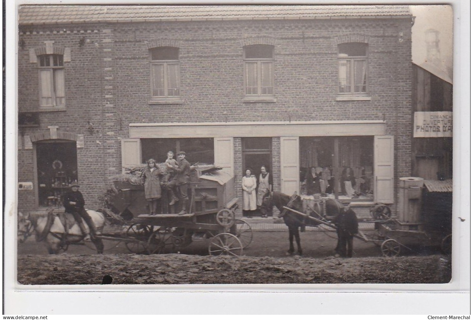 NORD : 2 Attelages, Personnages Devant Un Bâtiment, Dimanche Ouverture Photo (à Localiser) - Très Bon état - Other & Unclassified