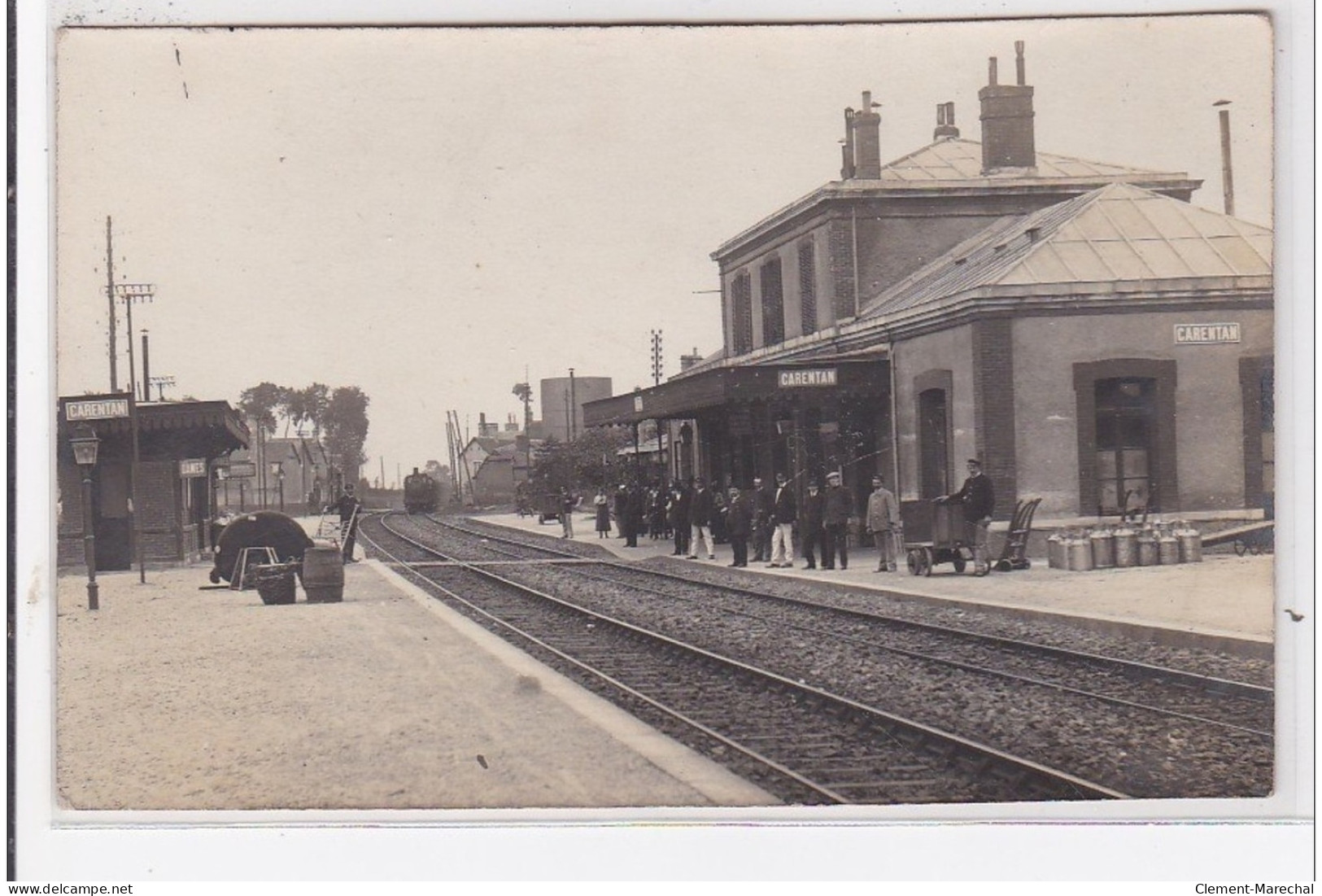 CARENTAN : La Gare, Le Train Arrive Au Loin - état (traces) - Carentan