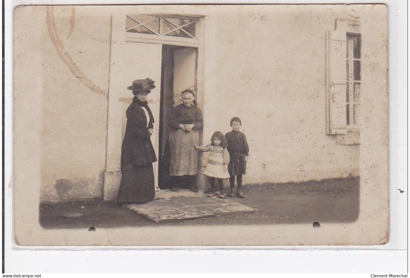 CASTELJALOUX : Une Petite Famille Sur Le Portique De Leur Domicile - Très Bon état - Casteljaloux