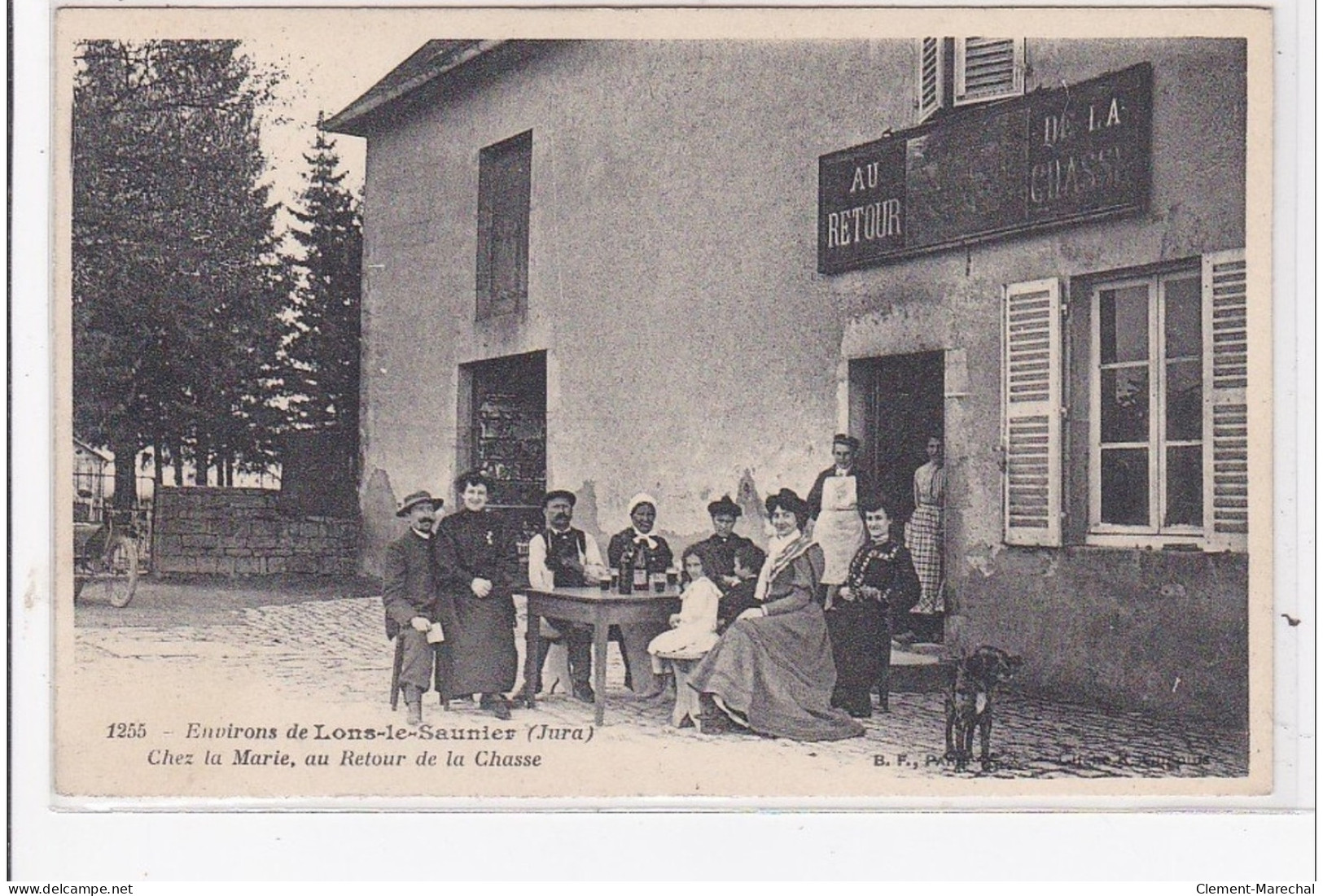 Environs De LONS-le-SAUNIER : Chez La Marie, Au Retour De La Chasse - Très Bon état - Lons Le Saunier