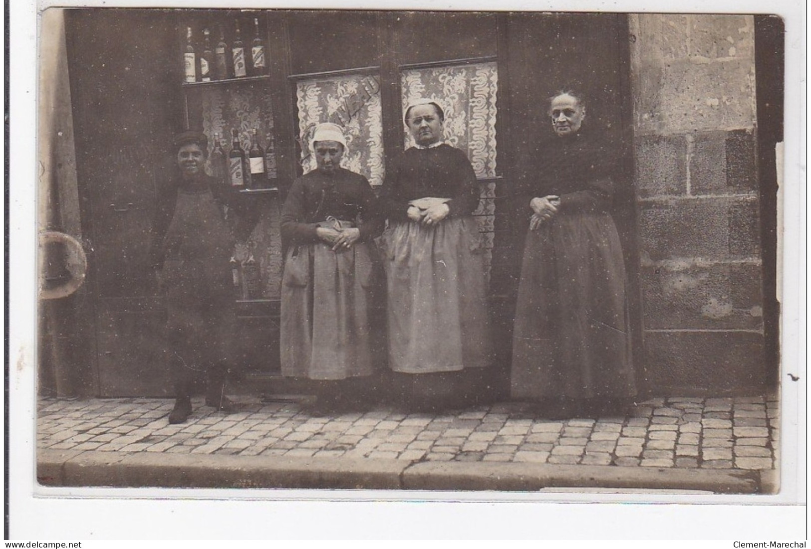 TOURS? à Localiser : Personnages Devant Boutique, Bouteilles De Vins - Très Bon état - Altri & Non Classificati