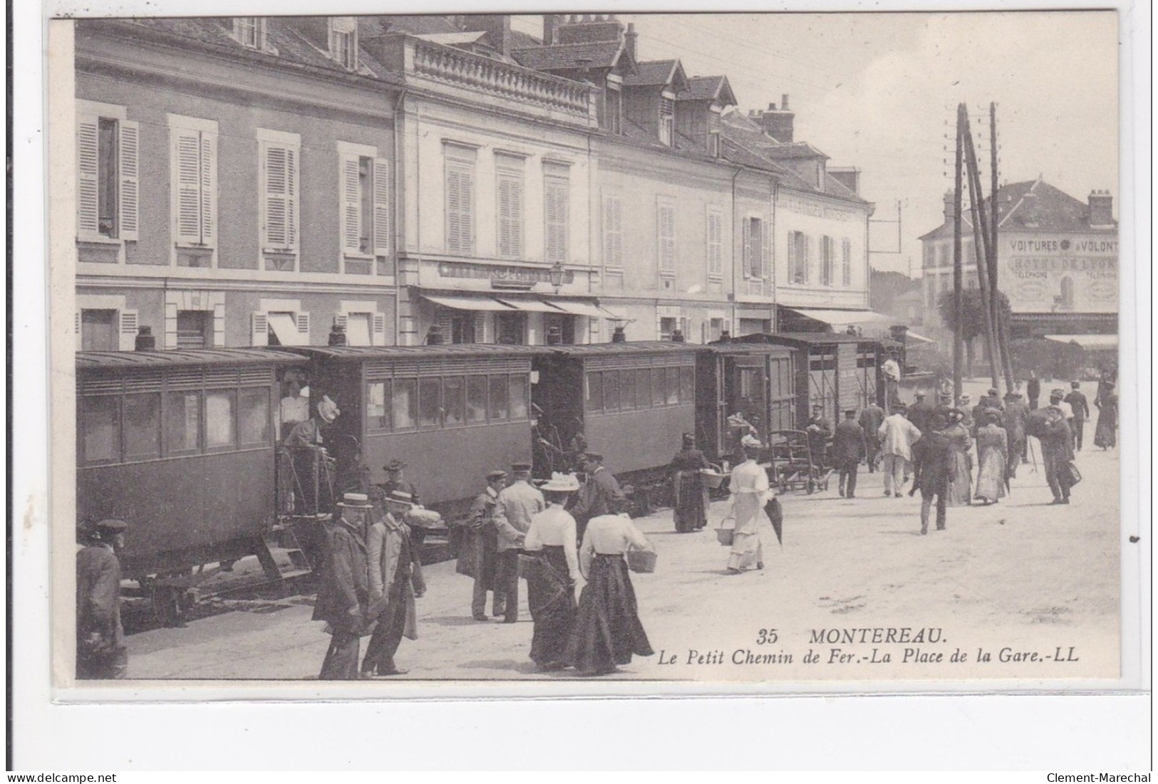 MONTEREAU : Le Petit Chemin De Fer, La Place De La Gare - Tres Bon Etat - Montereau