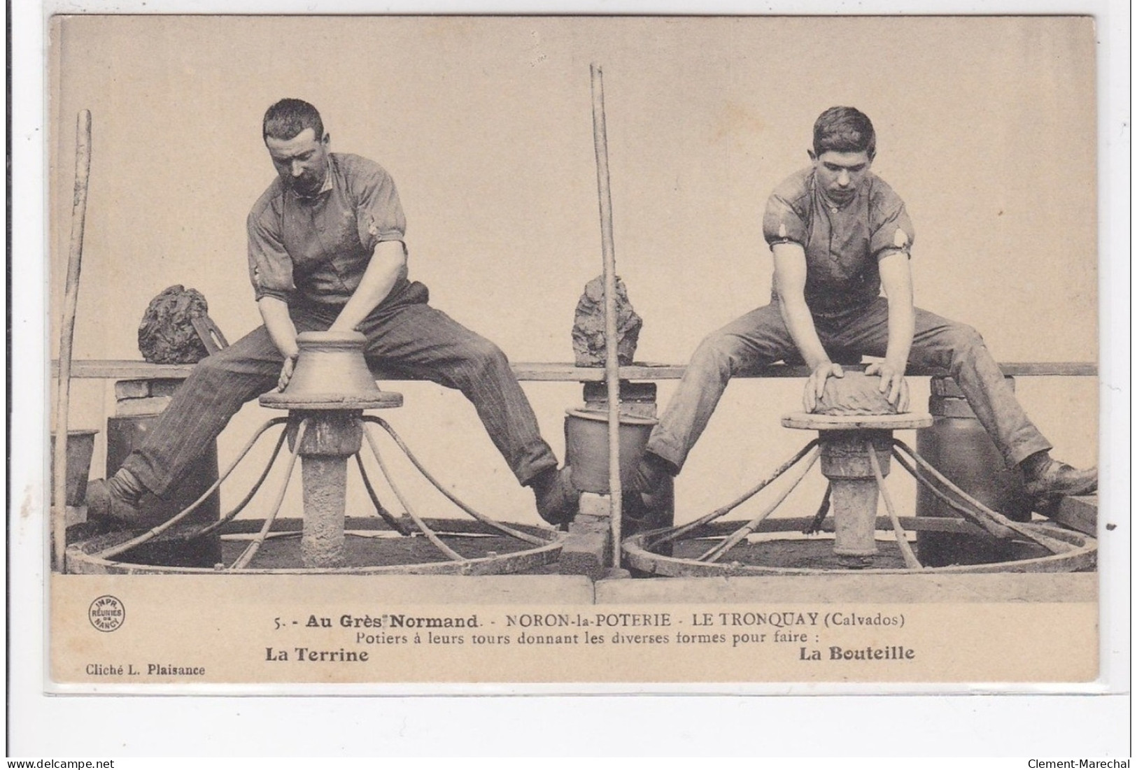 LE TRONQUAY  NORON La POTERIE : Potiers à Leurs Donnant Les Diverses Formes Pour Faire, La Terrine La Bouteille - Autres & Non Classés