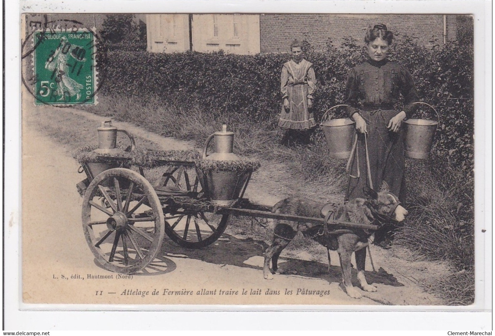 HAUTMONT : Attelage De Fermiere Allant Traire Le Lait Dans Les Paturages (voiture à Chien - Tres Bon Etat - Altri & Non Classificati