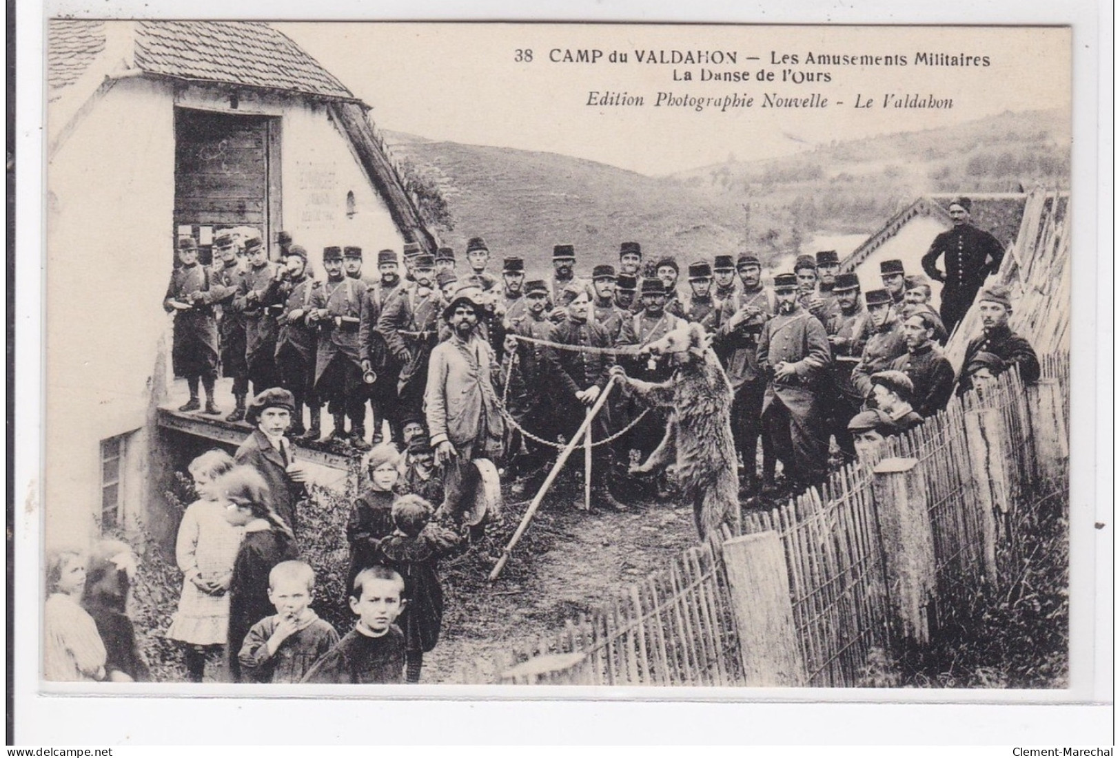 CAMP DE VALDAHON : Les Amusements Militaires, La Danse De L'ours, Montreur D'ours (tres Bon Contraste) - Tres Bon Etat - Autres & Non Classés