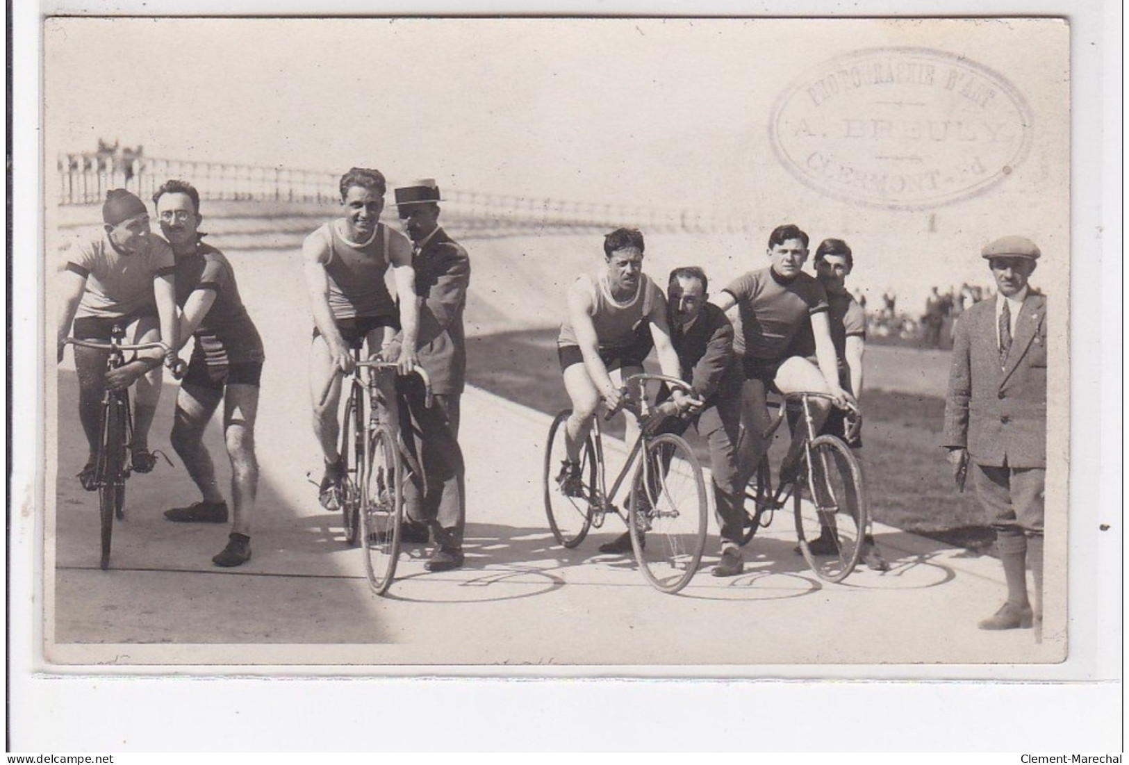 CLERMONT FERRAND : Carte Photo De Cyclistes Au Vélodrome - Très Bon état - Clermont Ferrand