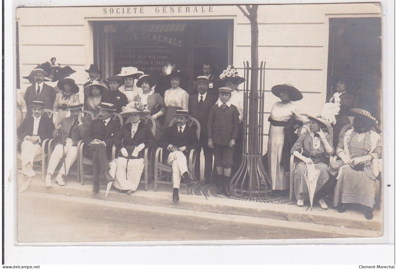 VICHY : Carte Photo De Personnes Devant La Société Générale (banque) Rue Cunin-Gridaine - Très Bon état - Vichy