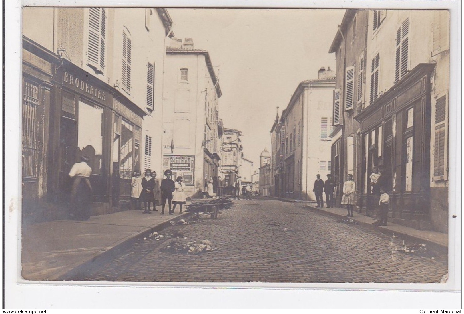 CHARMES : Carte Photo D'une Rue (magasin De Broderies - Boulangerie - Très Bon état - Charmes